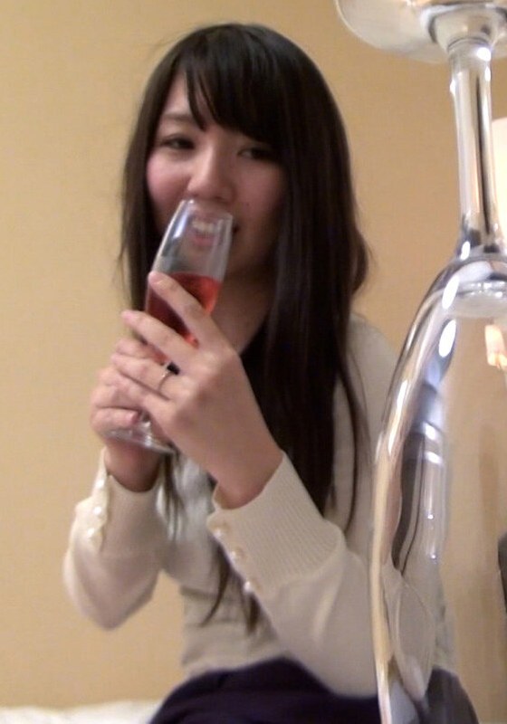 お酒を飲むとエッチになるワケあり欲求不満な奥さんをナンパしてホテルに連れ込み赤ワインで乾杯!酔いも手伝い大胆SEX!