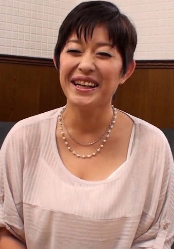 エッチな事が大好きだけど、前の旦那ではイッタ事がないバツ2のショートヘアーの熟女さん!好きなことを仕事にして、いっぱい男優にイカセてもらいたい!?