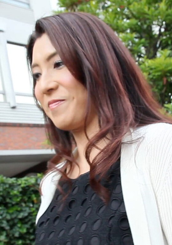 普通に綺麗な奥様が興味深々でAVに出演!スレンダーボディで巨乳のカラダをさくら色に染め、全身で快感を味わう素敵な奥様に無断で生挿入!無断で生中出し!
