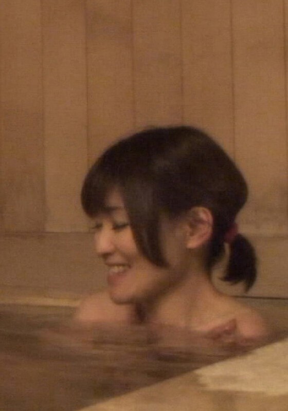 旅先で出会った男女、露天風呂で絡み合うカラダとカラダ!恥ずかしいと言いながらあそこは興奮を隠せずトロトロに愛液を滴らせ他人棒の中出し本気SEX