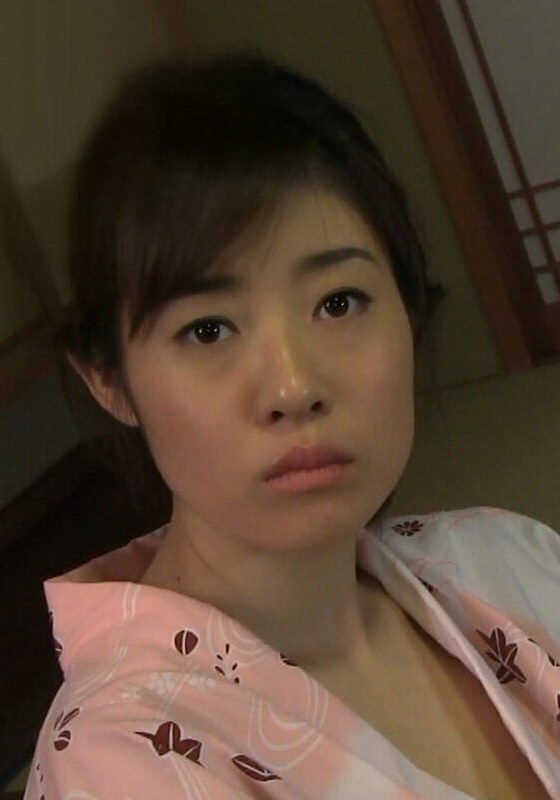 温泉旅館ナンパに…旦那が先に寝てしまい拗ねてナンパについて行ってしまった若妻さん!