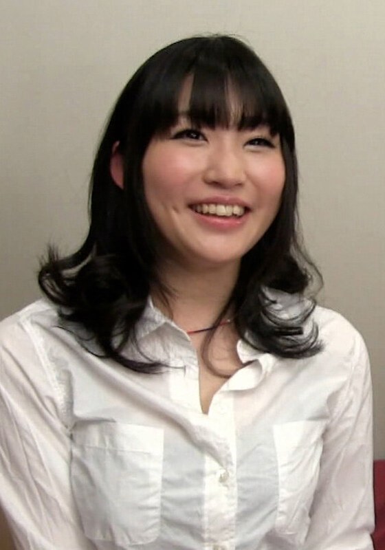 居酒屋でナンパした美少女店員をサークルに参加したら謝礼金もあるよ!と誘い込む。女性もいたので安心して参加すると…男性と二人きりでなんだかんだとノリノリSEX!
