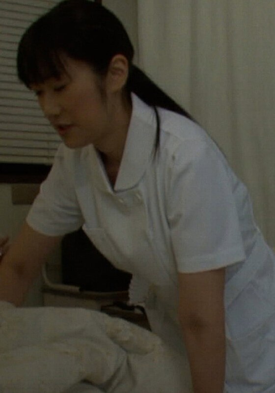 入院中、看護師に眠れないから少し話相手になってくれと…!夜勤の看護師さんは欲求不満で性欲を持て余している