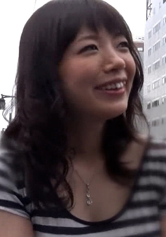 綺麗な若妻さん限定でインタビューをお願いと謝礼金をちらつかせてナンパ!ノリと強引なボディタッチで濡れ濡れパイパンマ○コになし崩し的に挿入!
